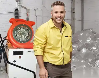 Handwerker mit Bautrockner – Vermietung Berlin